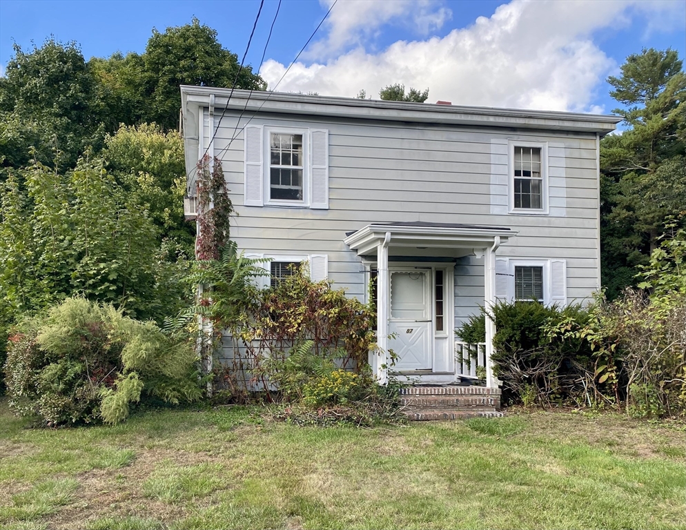 a view of front of a house with a yard