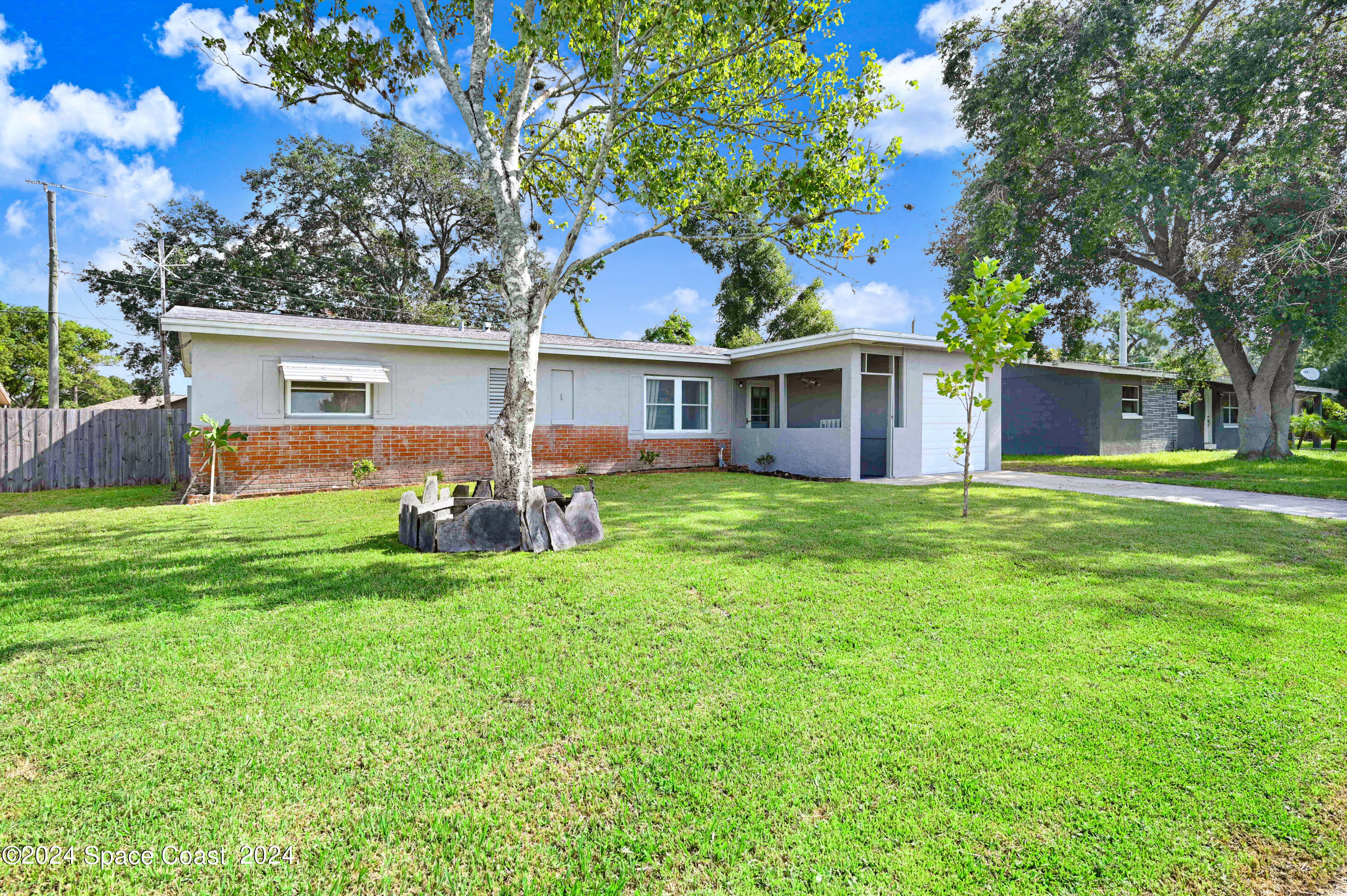 a view of a house with a backyard