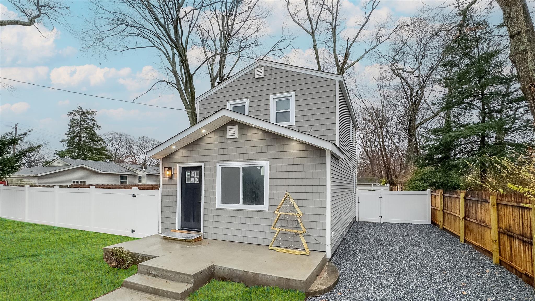 a view of a house with a yard