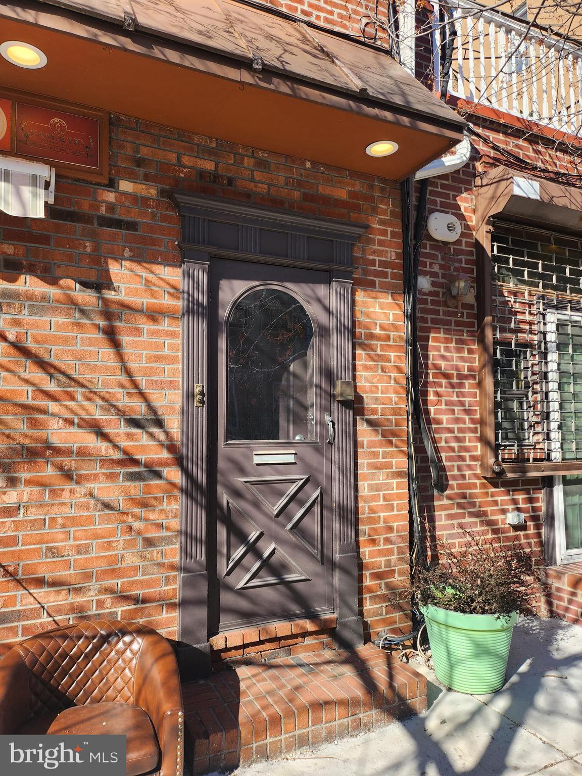 a view of entryway with a outdoor space