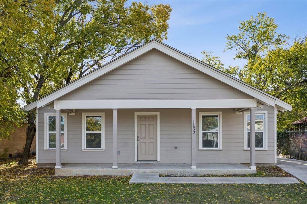 a view of front a house with a yard