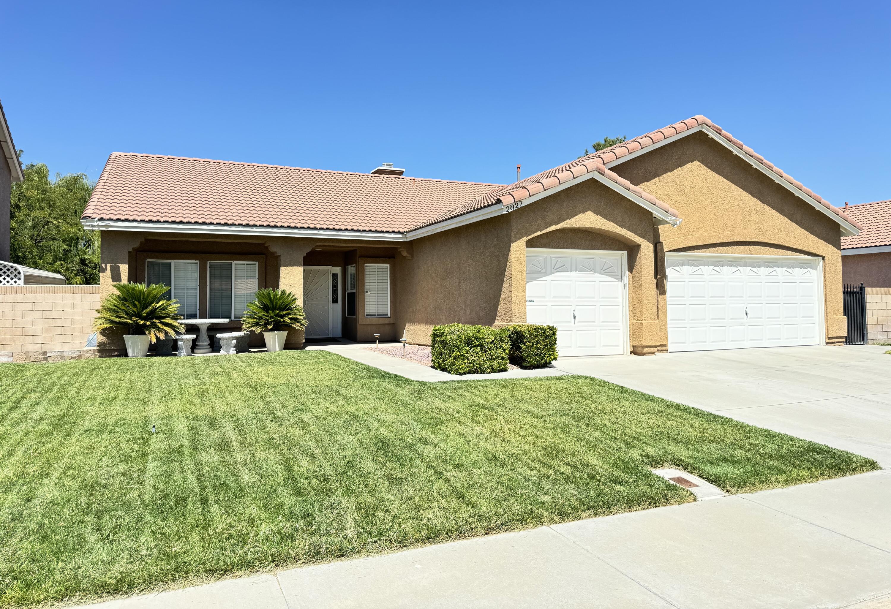 a view of a house with yard and plants