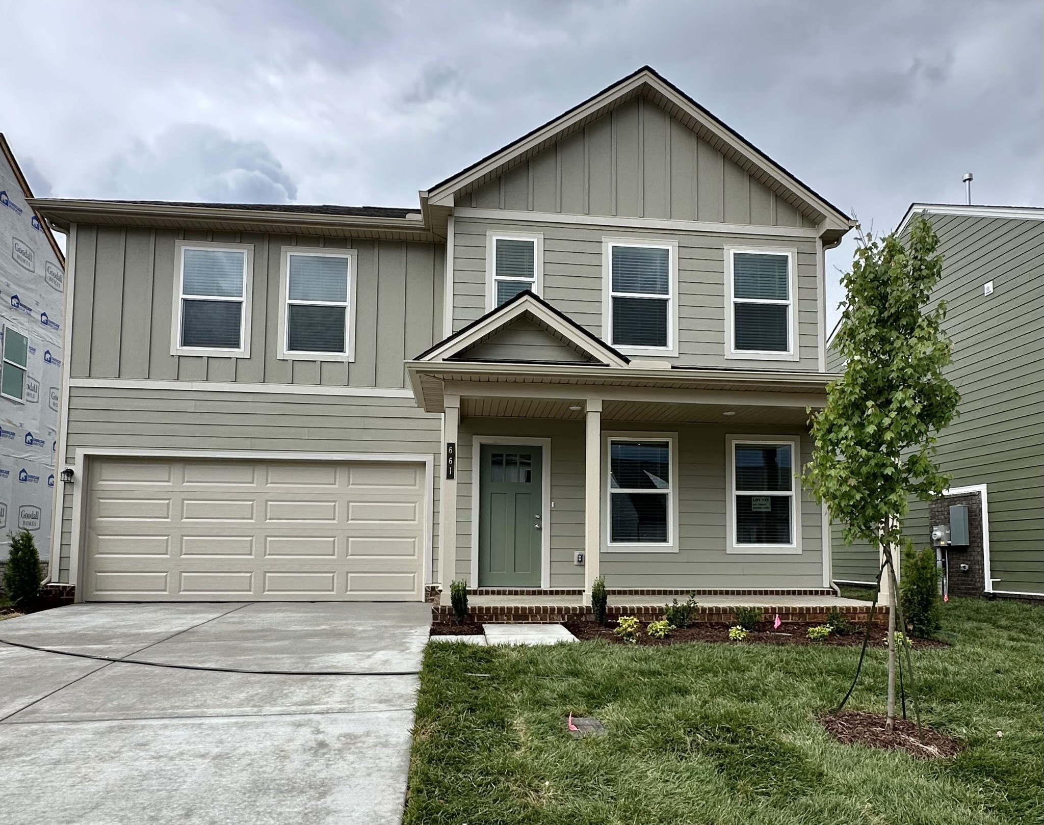 a view of front of a house with a yard