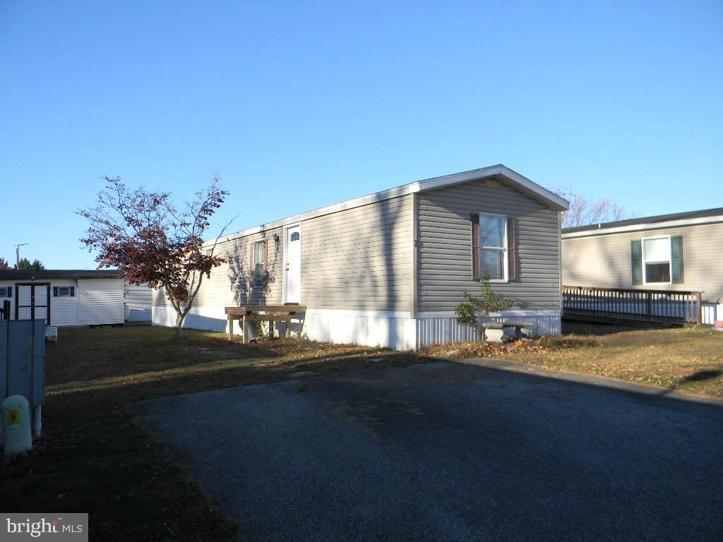 a view of back yard of the house