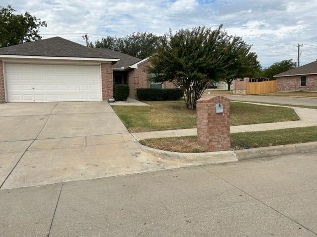 a view of a yard in front of a house