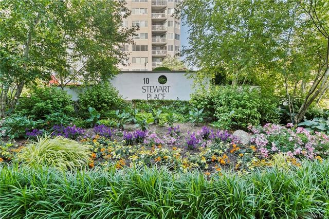 $535,000 | 10 Stewart Place, Unit 3AE | Eastview