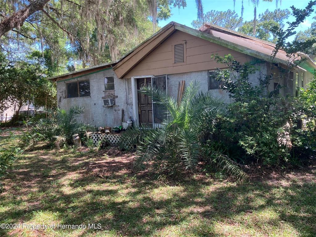 a view of a house with a yard