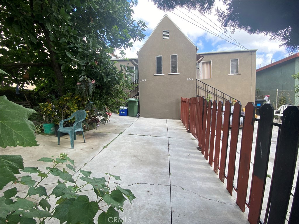 a view of backyard with a garden