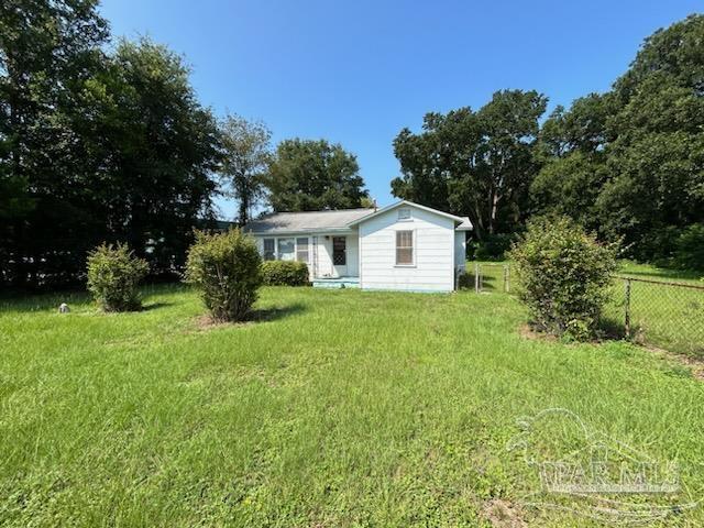 a view of a house with backyard and garden