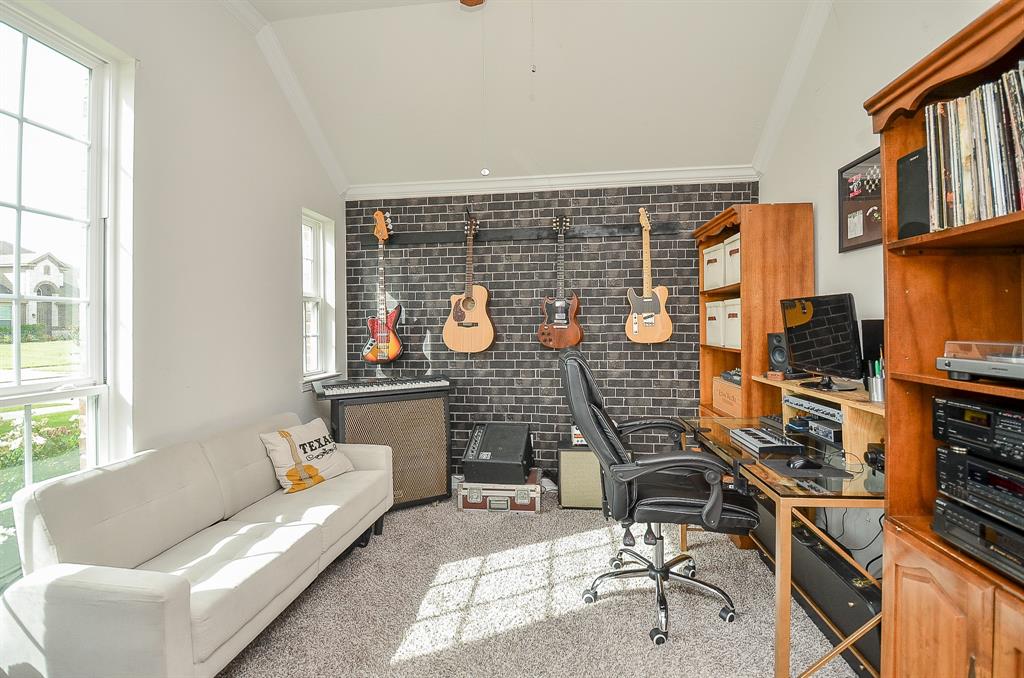 Large Study/Home Office  Away from Noise at  Front of Home