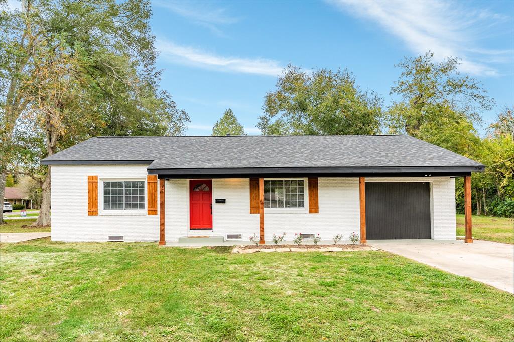 a front view of house with yard