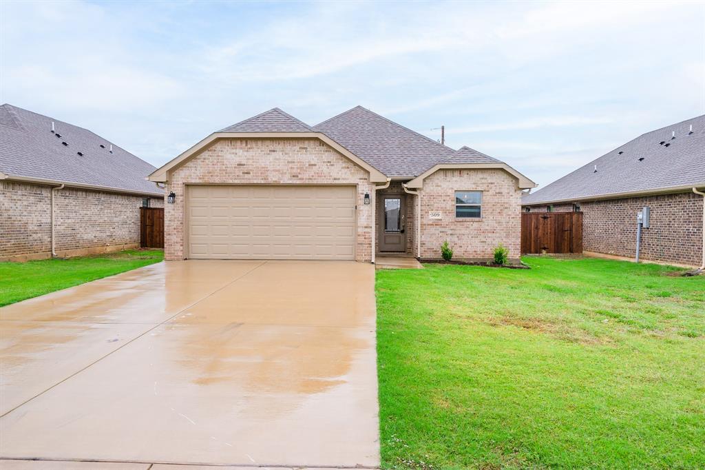 a view of a house with a yard