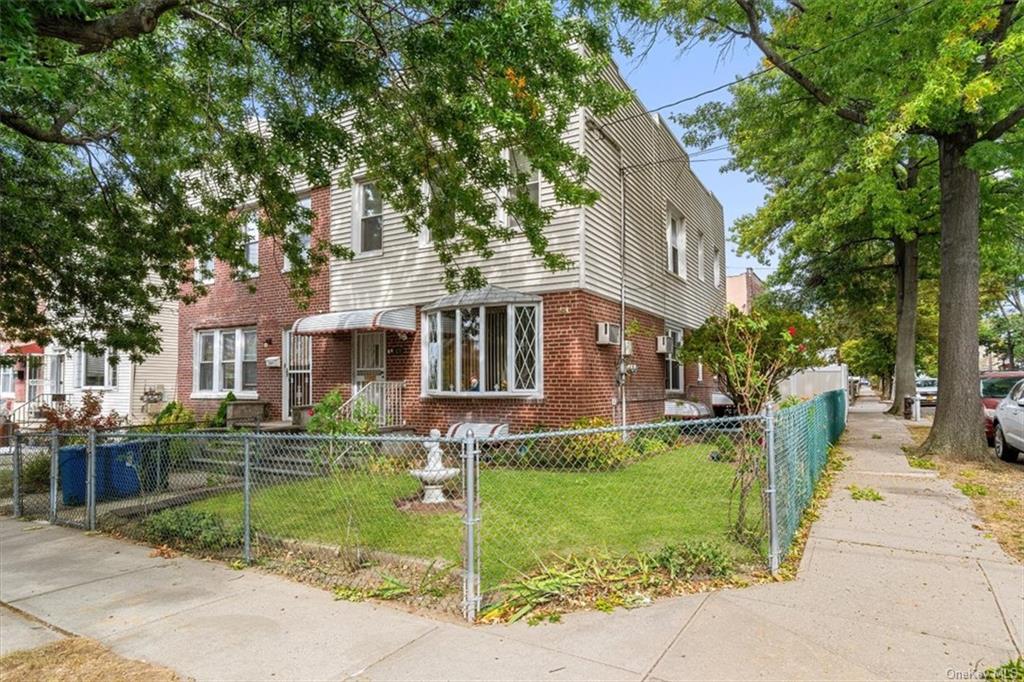 View of front facade featuring a front yard