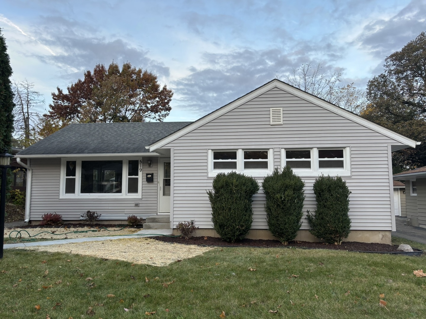 a view of a house with a yard