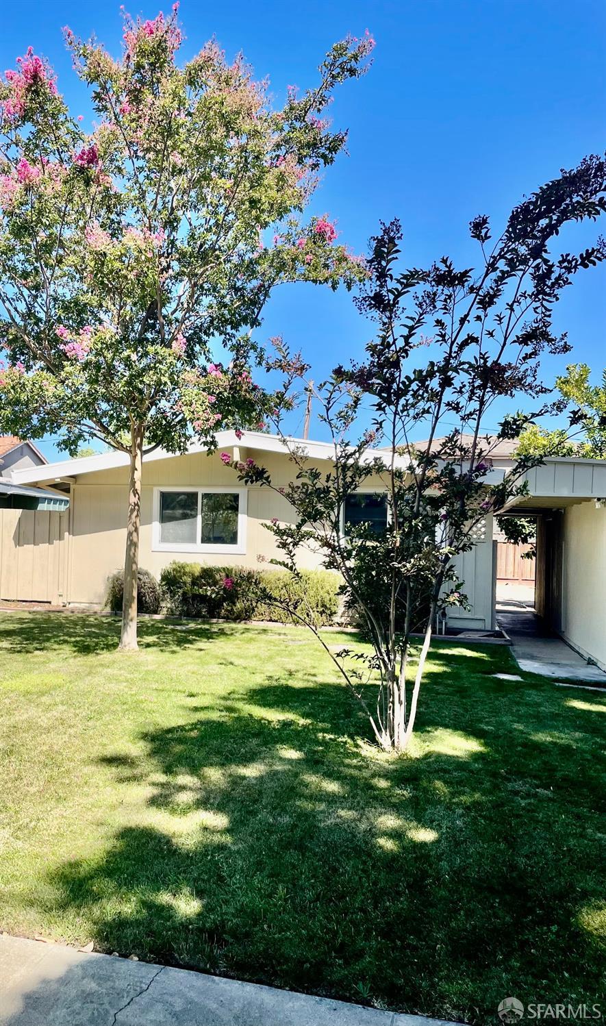 a view of a house with a yard