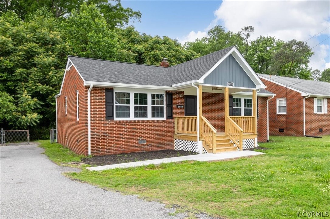 a view of a house with backyard