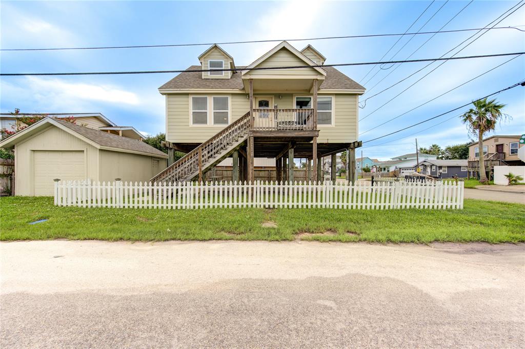 a view of a yard in front of a house