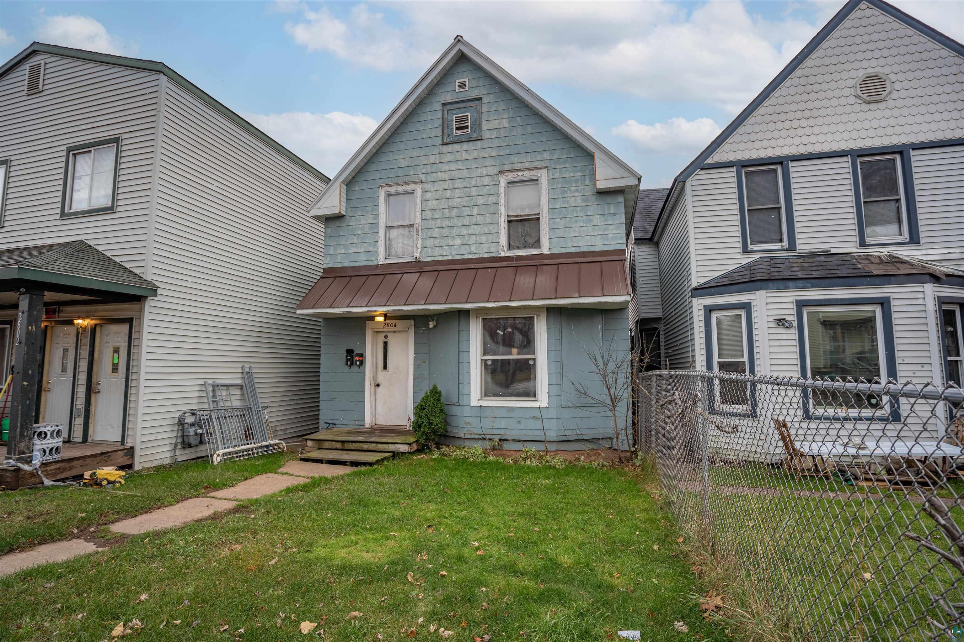 View of front facade featuring a front yard