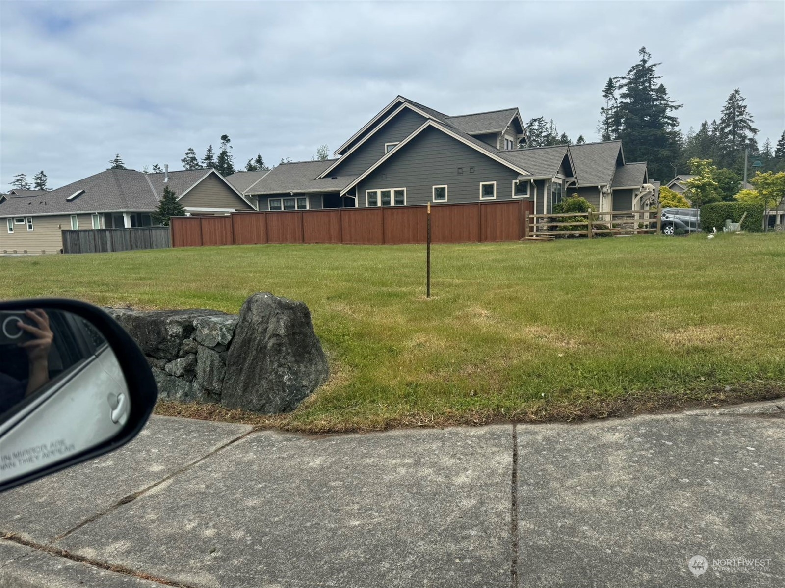 a view of a house with backyard