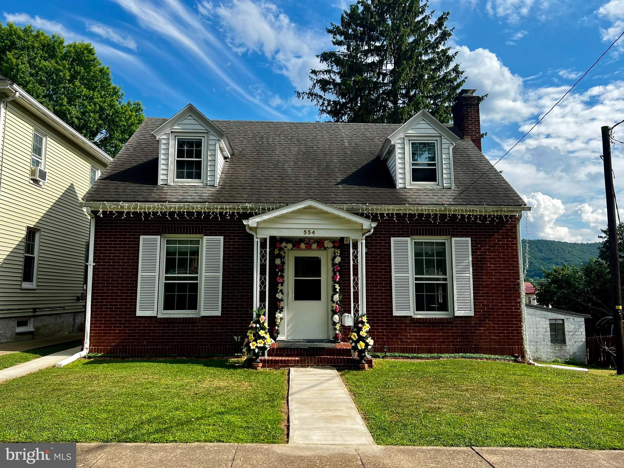 a view of a house with yard and front view of a house