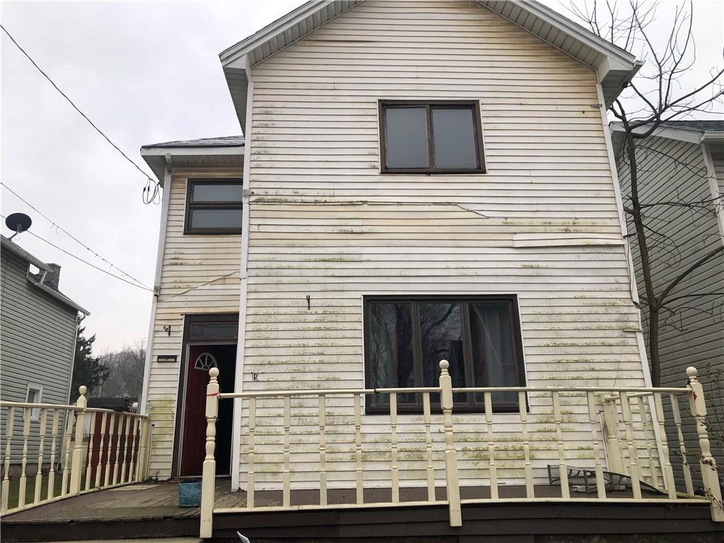 a view of front door and small yard