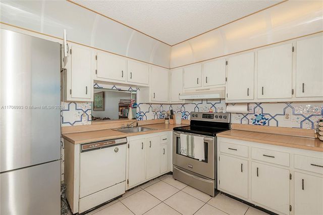 $119,900 | 2800 Somerset Drive, Unit 402J | Lauderdale Lakes East Gate