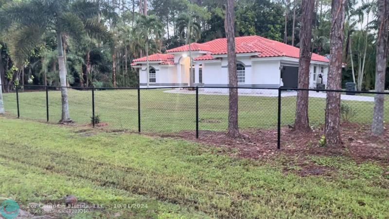 a view of a house with backyard