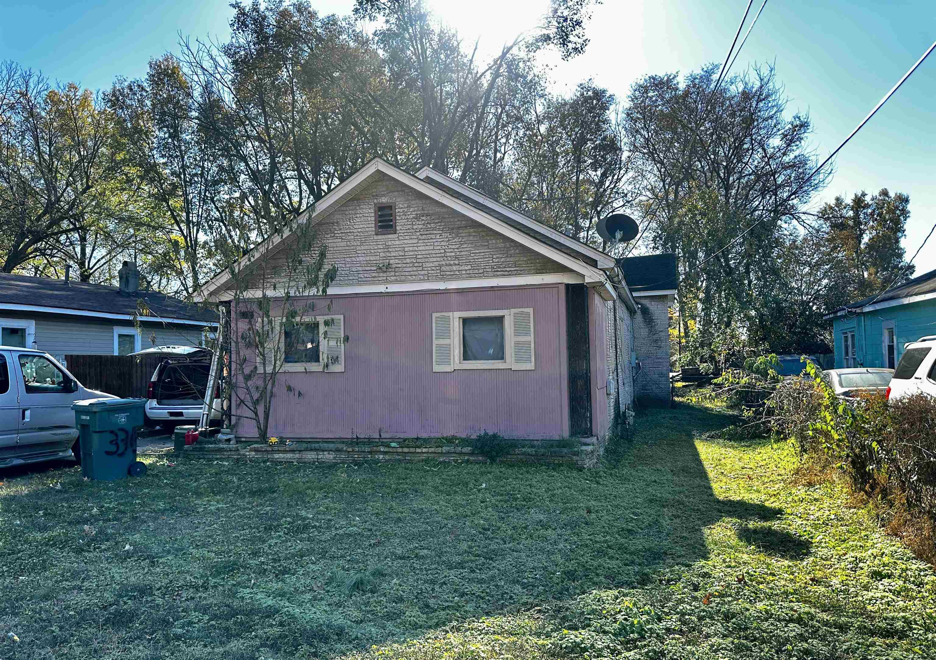 a view of a house with backyard