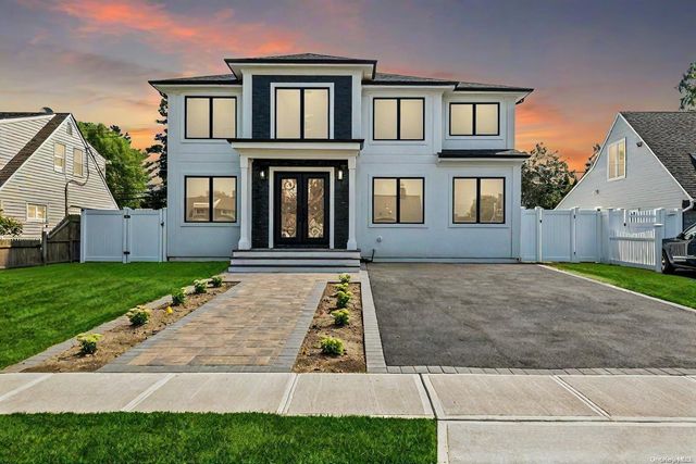 $1,399,000 | 85 Blueberry Lane | Hicksville