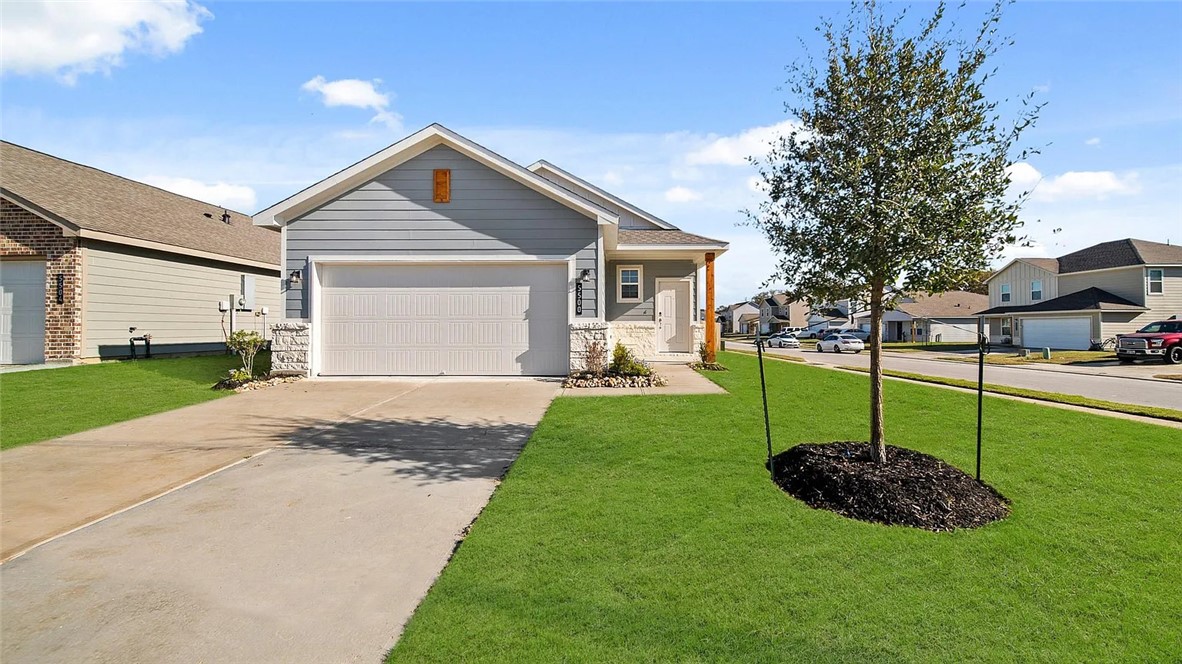 Craftsman-style house featuring a front lawn and a