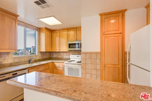 $3,350 | 10747 Wilshire Boulevard, Unit 905 | Westwood