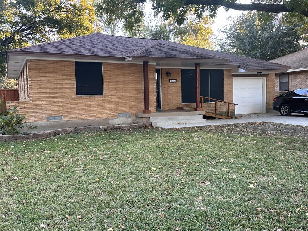 a view of a house with backyard and porch