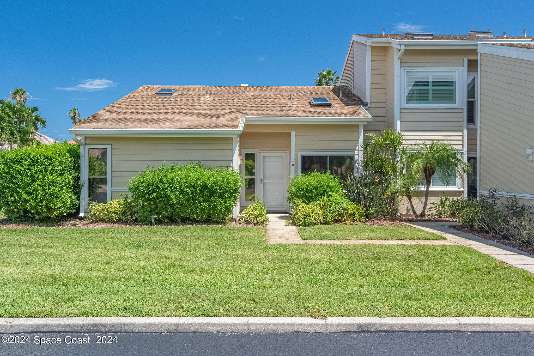 a view of a house with a yard