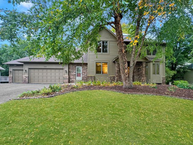 $625,000 | 1208 Summit Oaks Drive | Burnsville