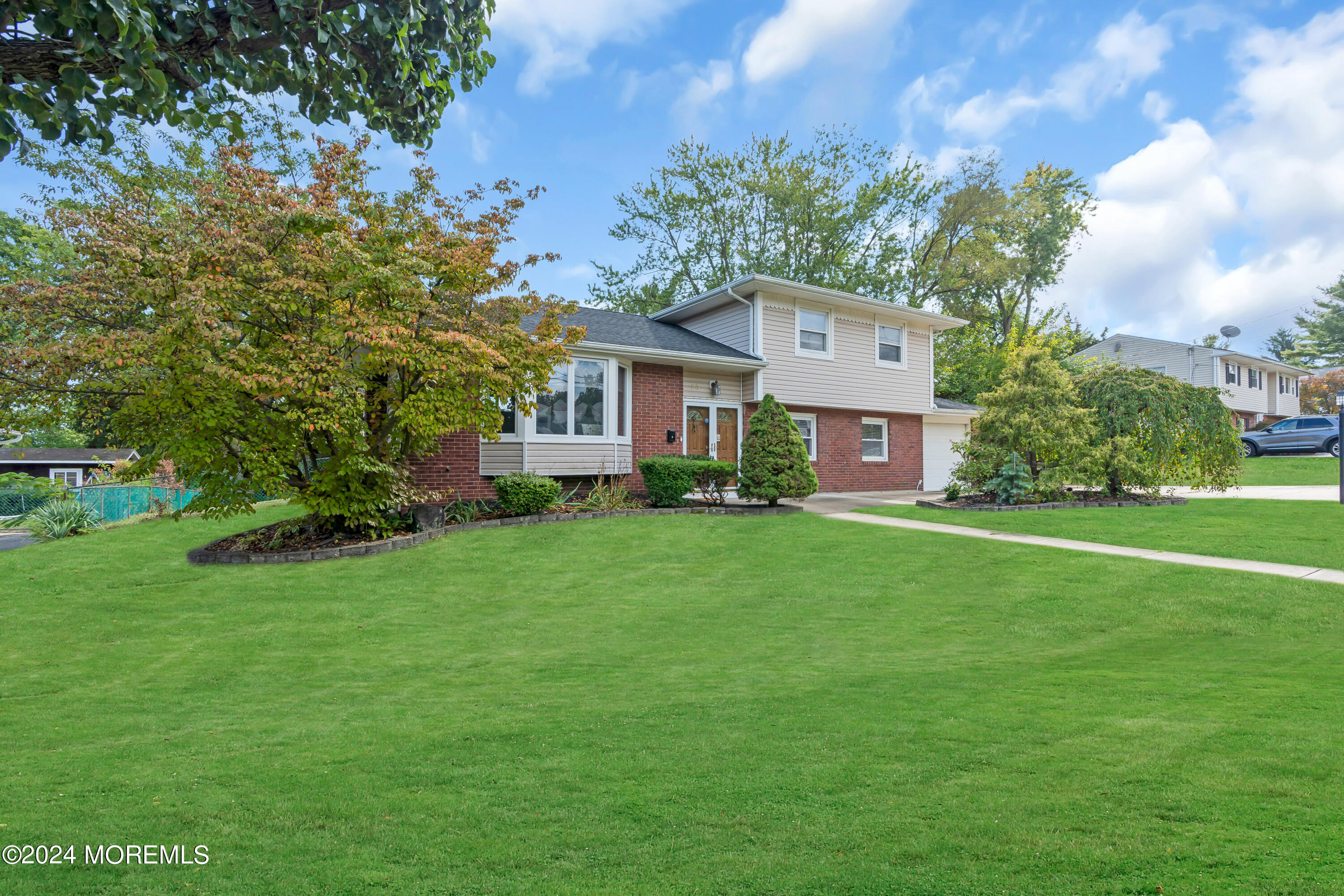 a view of a house with a yard