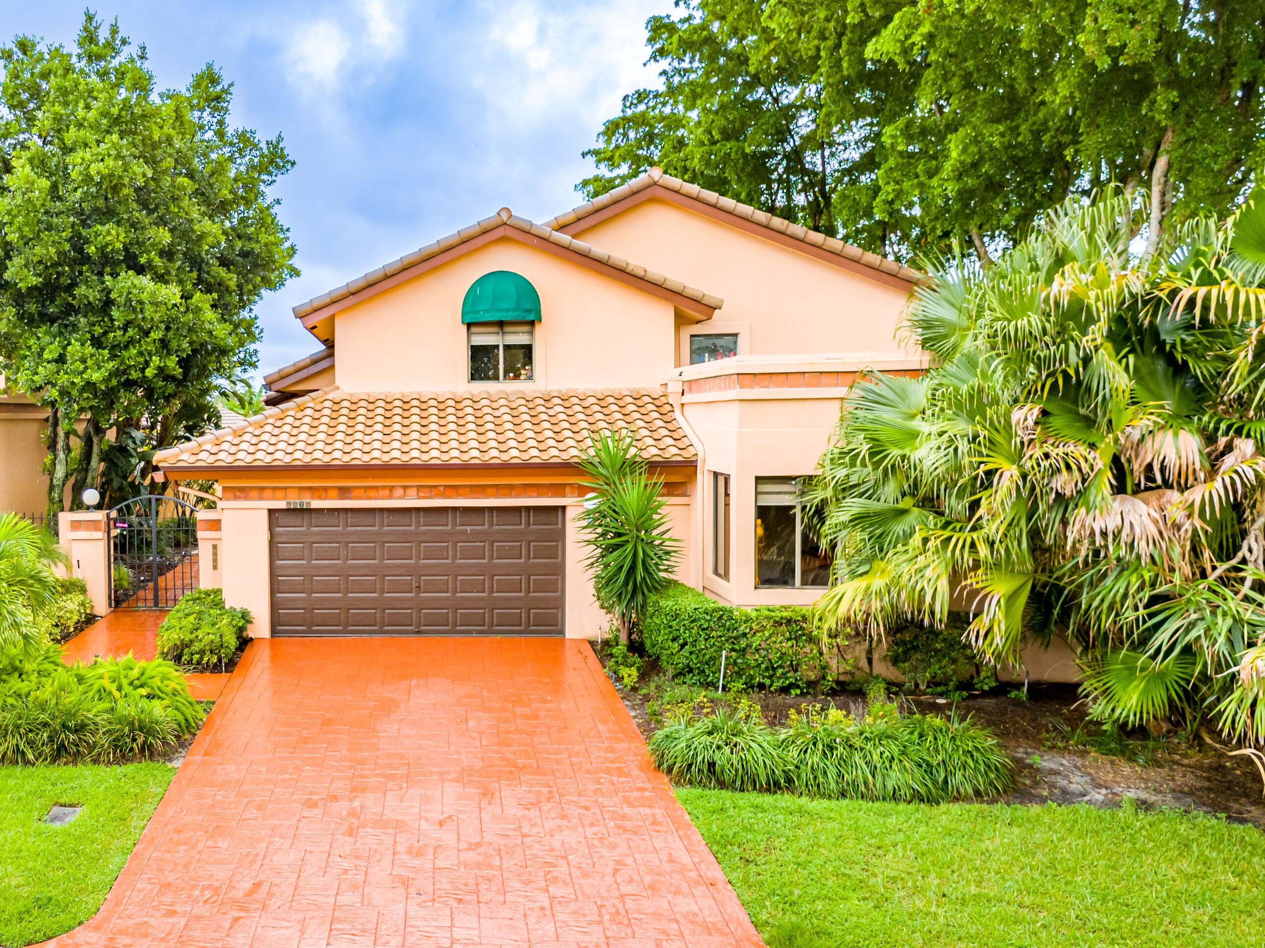 a view of front of house with entertaining space