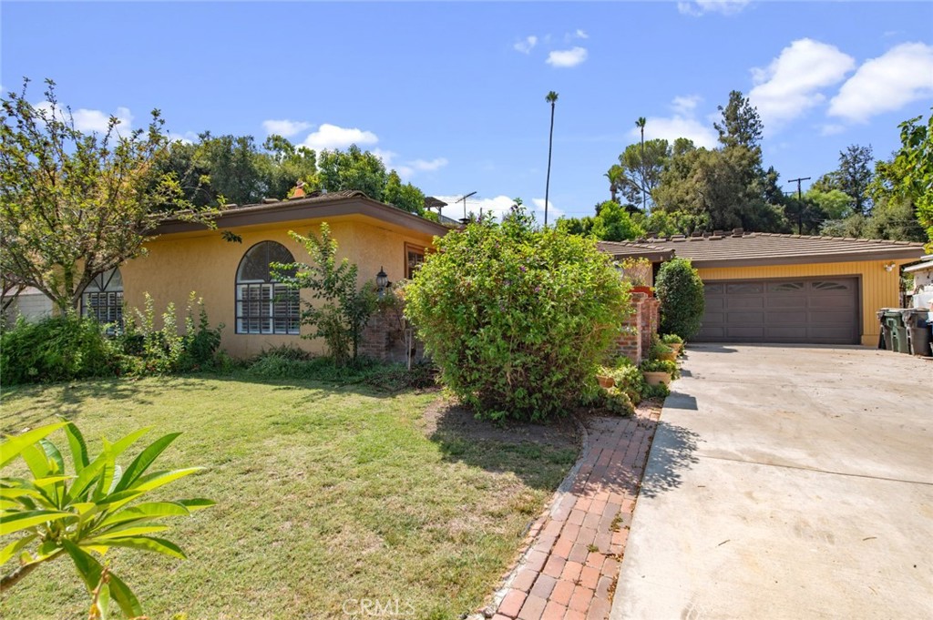 a view of a yard with an outdoor space