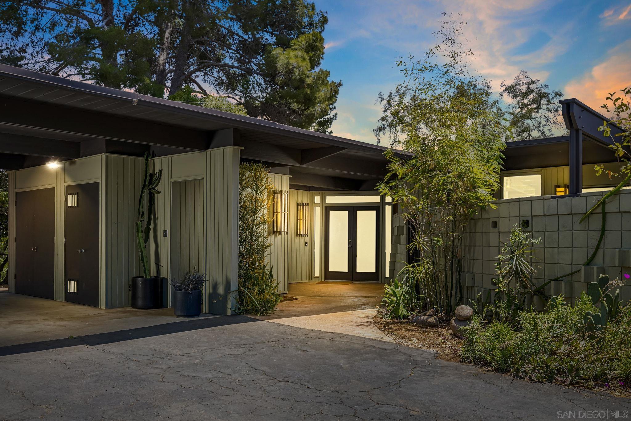 a view of a house with a backyard