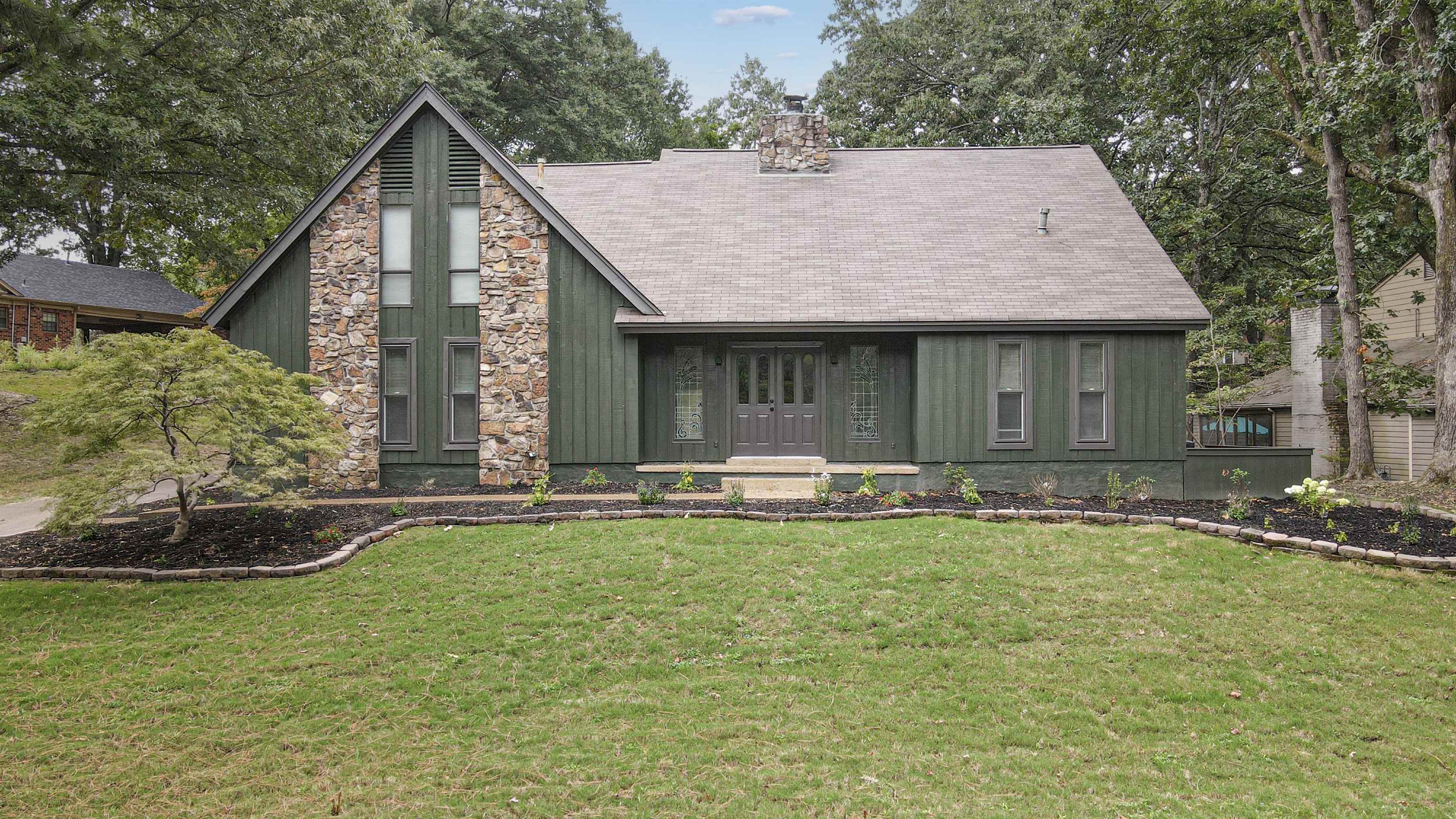 View of front facade featuring a front lawn