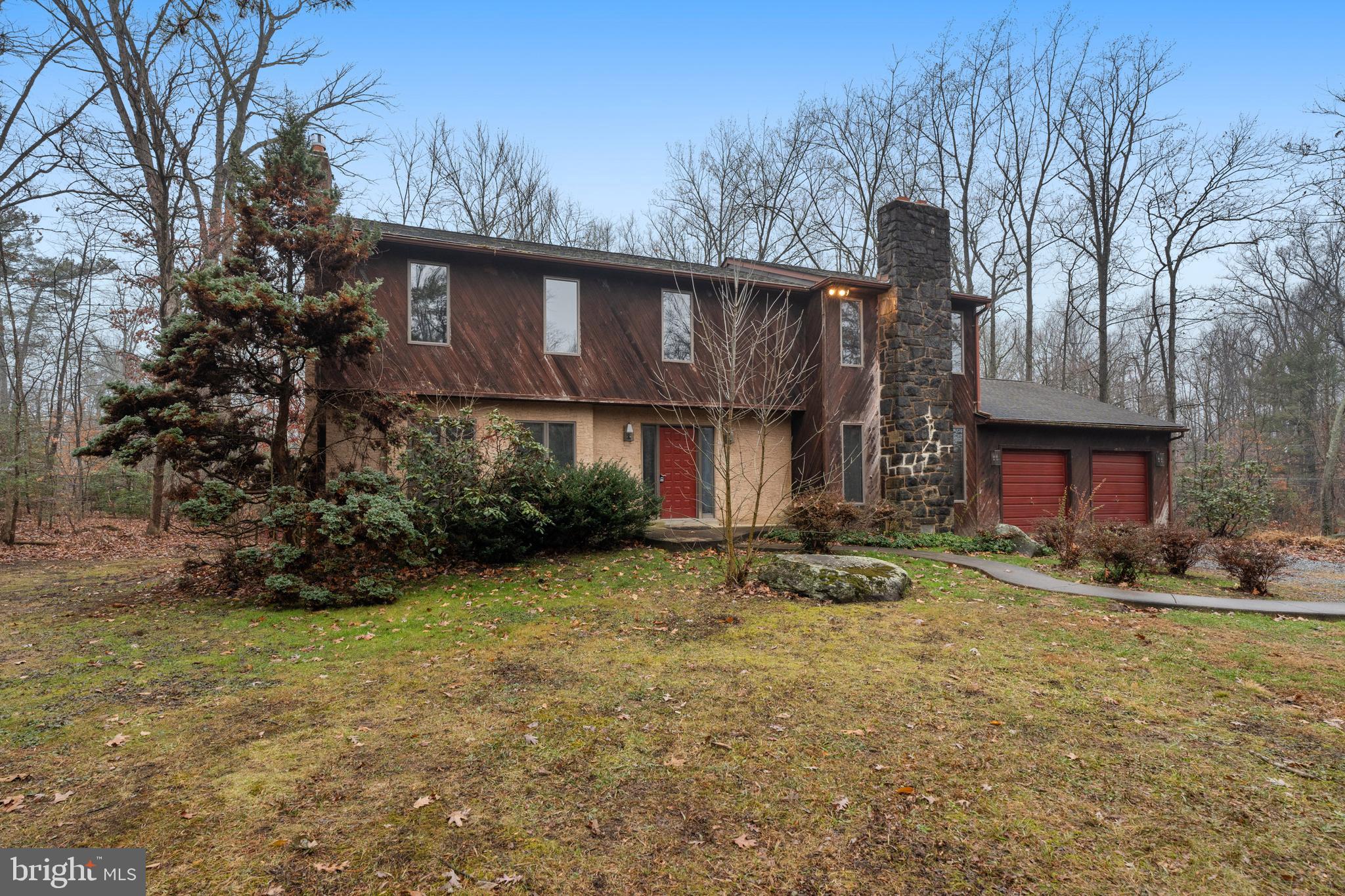 a view of a house with backyard and trees