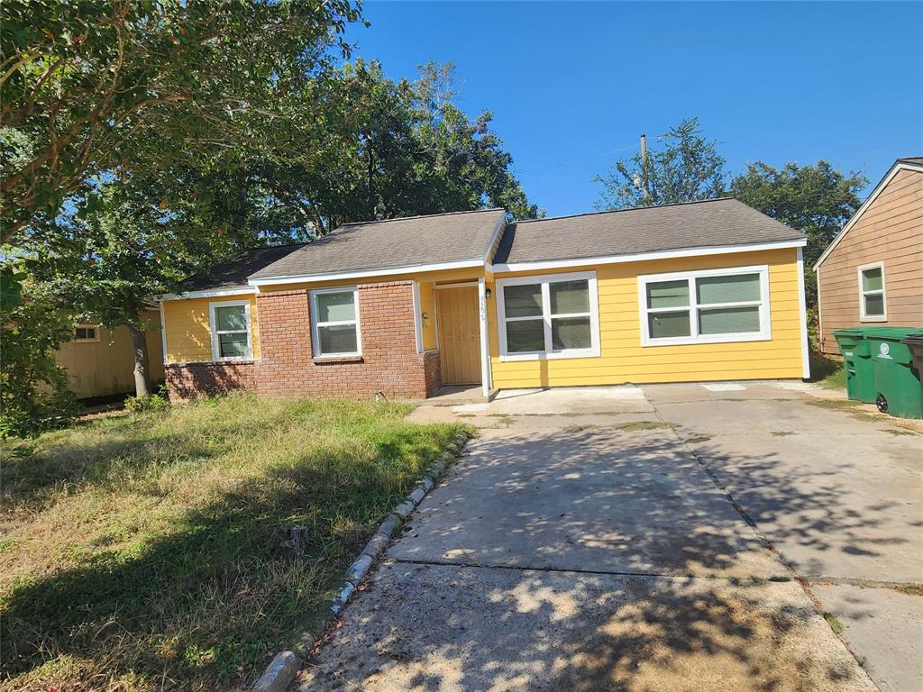 a view of a house with yard and a tree