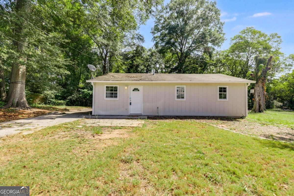 a view of a house with a backyard