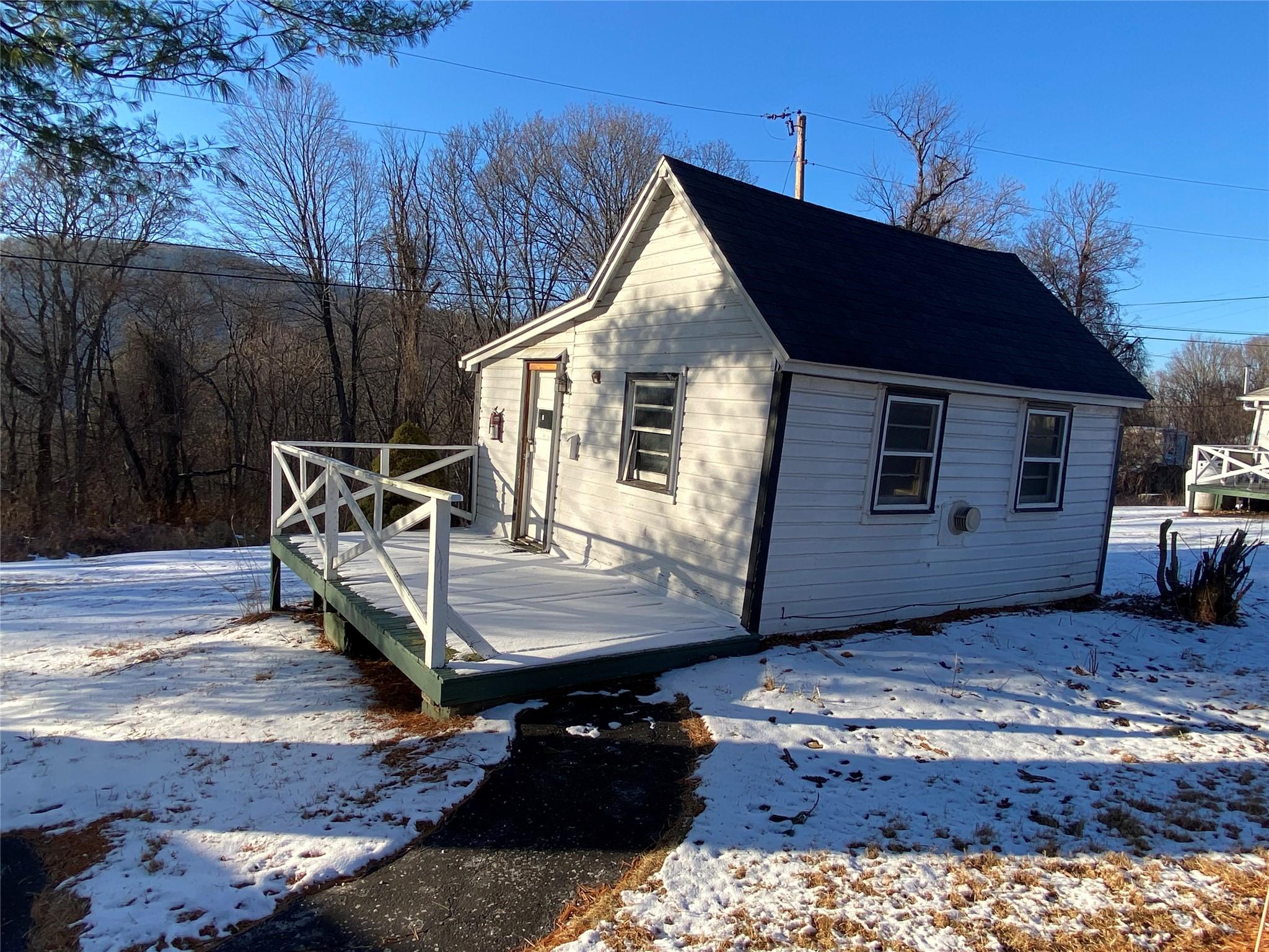 a view of a house with backyard