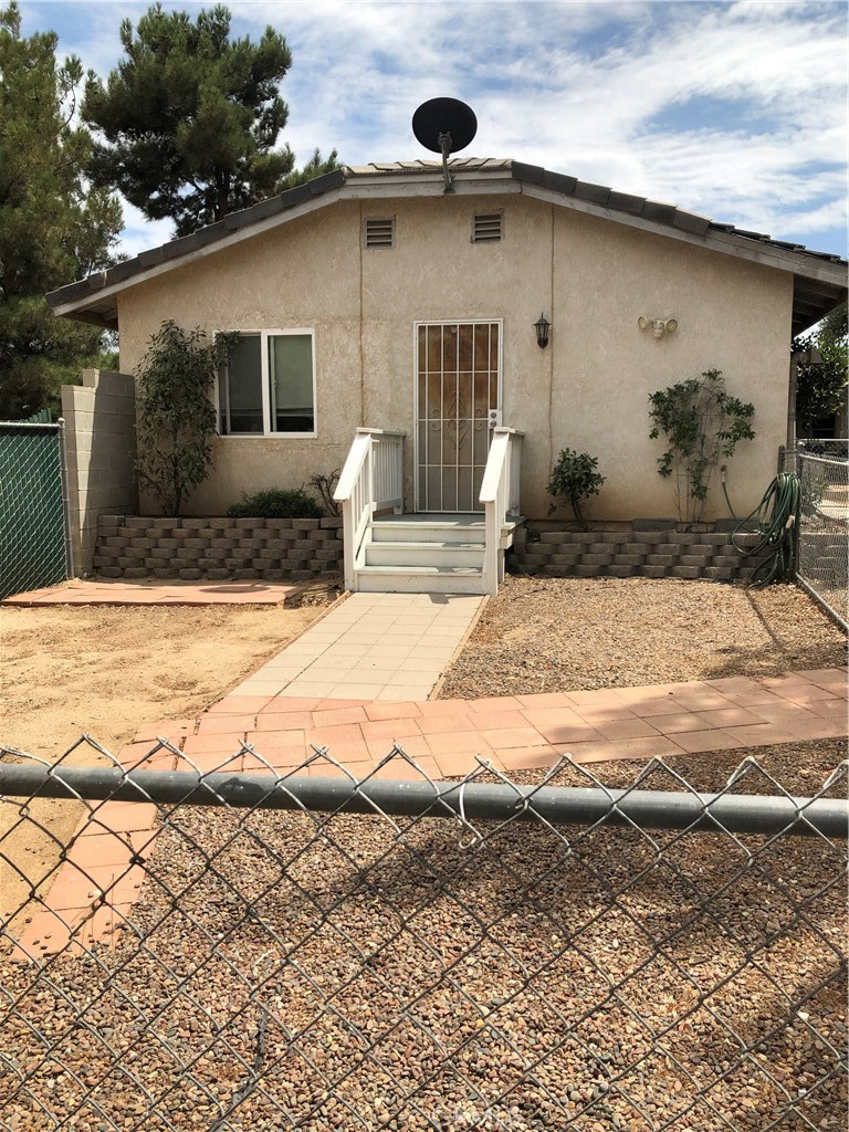 a view of backyard of the house