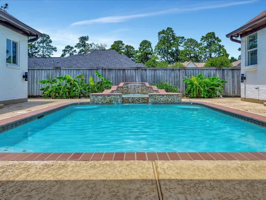 a view of a back yard