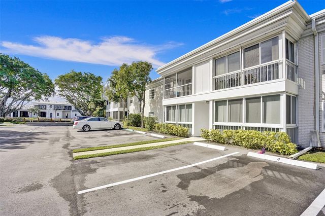 $2,550 | 6511 Bay Club Drive, Unit 3 | Bay Colony