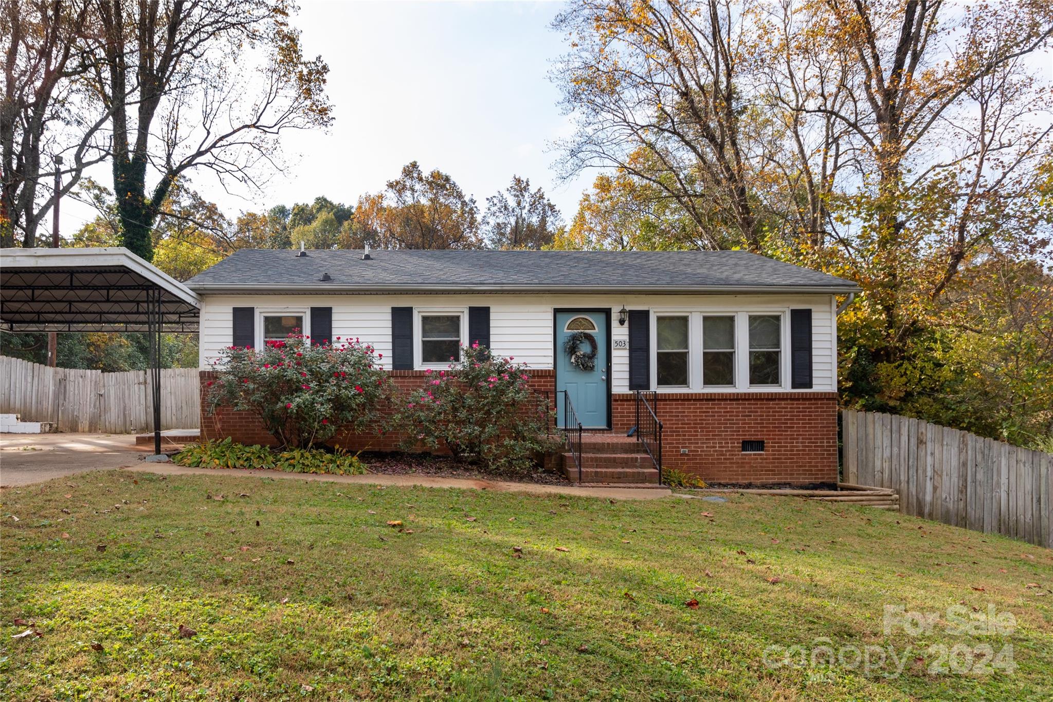 a view of a house with backyard and garden