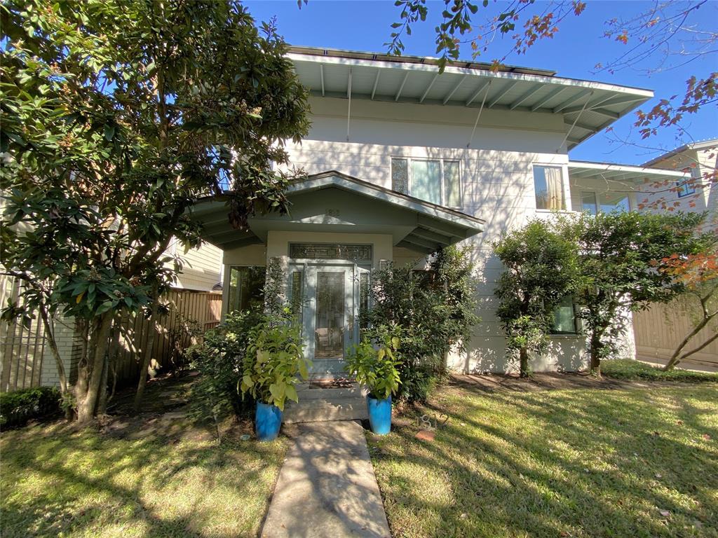 This Art Deco home is located near to Rice University & the medical center in one of Houston's most sough after neighborhoods.