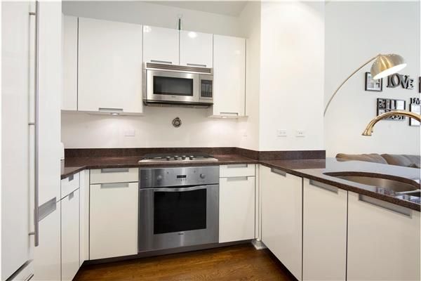 $6,850 | 250 East 49th Street, Unit 9D | Midtown East