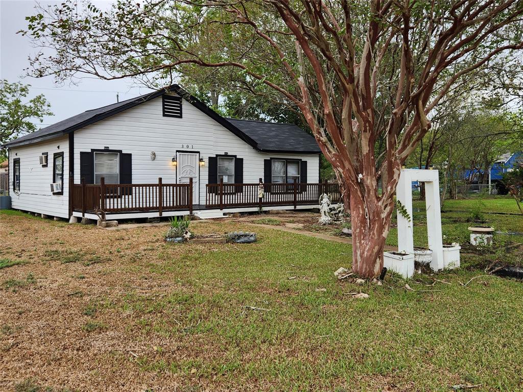 a view of a house with backyard and trees